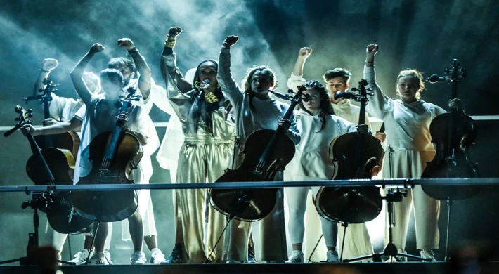 BİNLERCE SEVENİNE UNUTULMAZ BİR GECE YAŞATTI