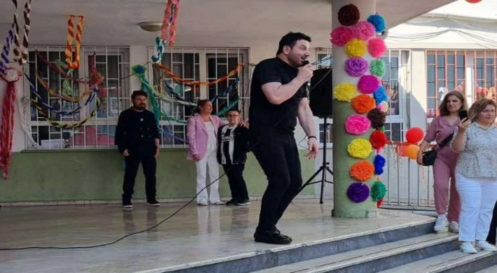 DAVUT GÜLOĞLU’NDAN CİHANGİR ORTAOKULU MEZUNİYETİNE SÜRPRİZ SAHNE