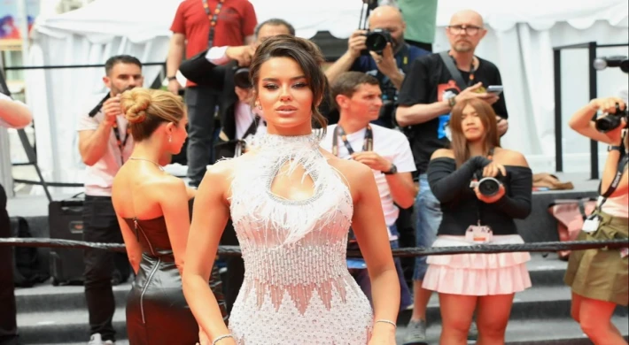 SON BEST MODEL YAĞMUR KARLI CANNES KIRMIZI HALI’DA BÜYÜLEDİ