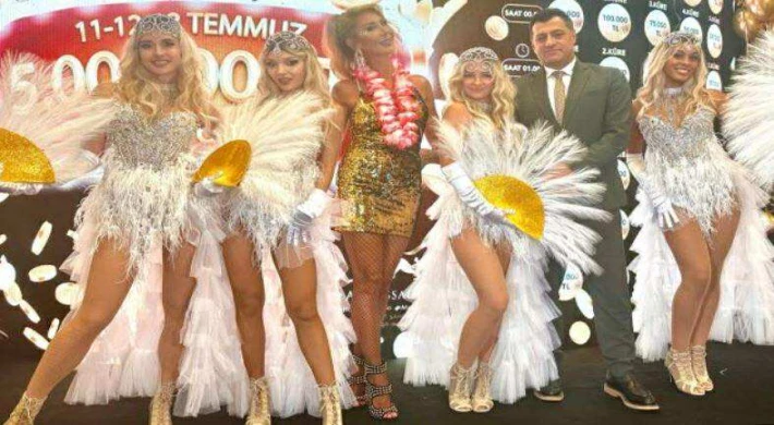 KIBRIS LES AMBASSADEURS HOTEL’İN YAZ KARNAVALINDA SUNUCULUK YAPTI