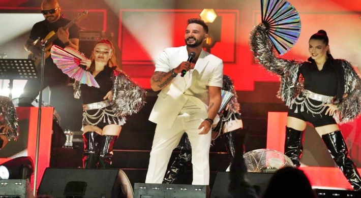 SAHNEDE YİNE IŞIL IŞIL BİR GÖKHAN ÖZEN RÜZGÂRI ESECEK