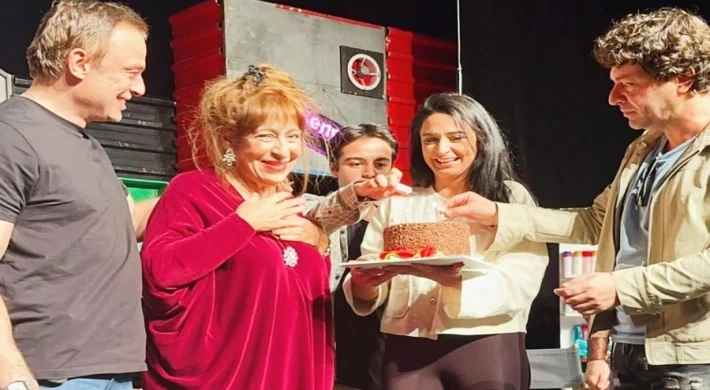 MELEK BAYKAL’A SAHNEDE SÜRPRİZ KUTLAMA