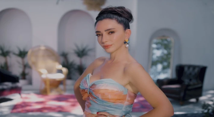 ÖYKÜ GÜRMAN'DAN YENİ TEKLİ