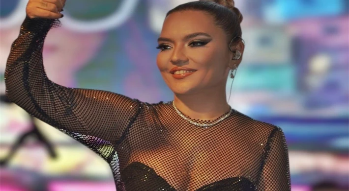 TARZIYLA GECEYE DAMGASINI VURDU