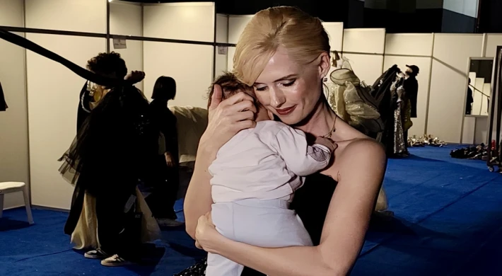 WİLMA ELLES KULİSTE OĞLUNU UYUTTU