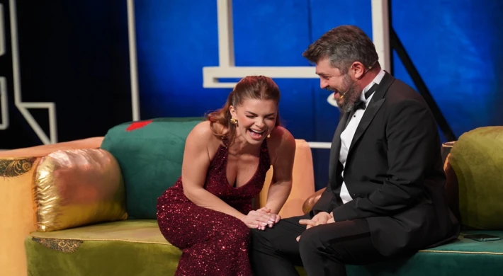 KAÇ PARA Bİ FÖN? OYUNU PRÖMİYERDE AYAKTA ALKIŞLANDI