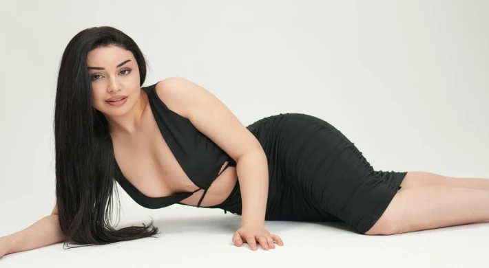 NUR FARAJ TİYATROYA HAZIRLANIYOR