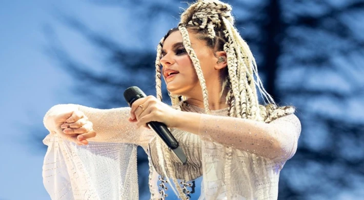 ATİYE BAHARI SAHNEDE BAŞLATTI