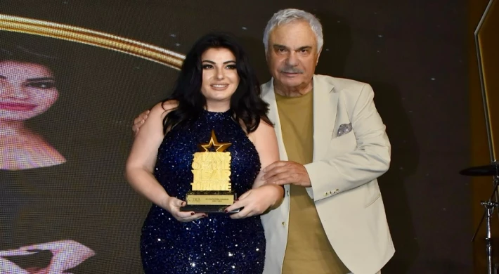 EBRU TORUN’A ÖDÜLÜNÜ HALİL ERGÜN VERDİ