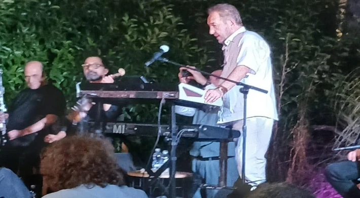 ARİF SUSAM'DAN PAVİLİON URLA'DA UNUTULMAZ MÜZİK GECESİ