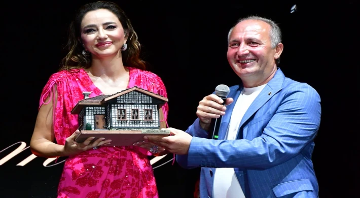 ÖYKÜ GÜRMAN’A LAZ BÖREĞİ, SEMİCENK’E ARHAVİ KESTANE BALI İKRAM EDİLDİ