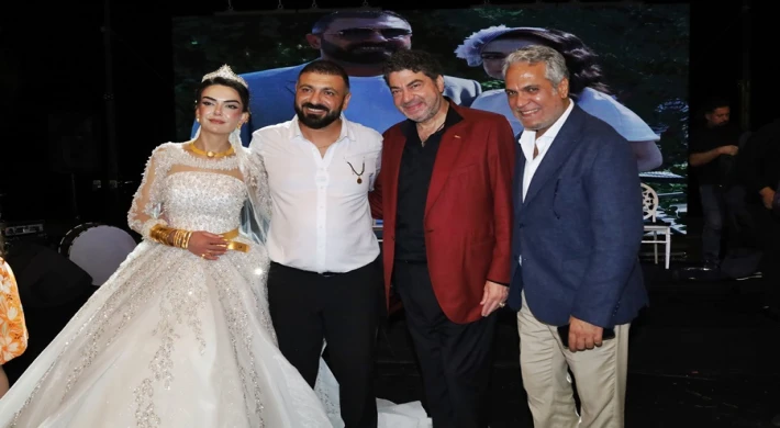 POPSTAR SELÇUK VE HAKAN TAŞIYAN YILLAR SONRA AYNI DÜĞÜNDE ORTAYA ÇIKTI
