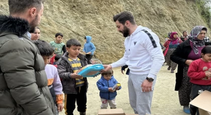 DEPREMZEDELERE ÇOCUKLARA OYUNCAK DAĞITTILAR