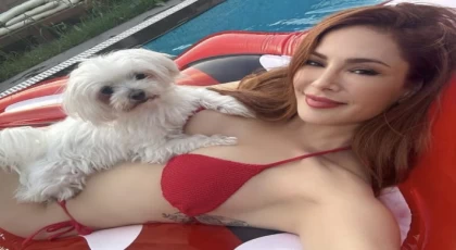 MİNE TUGAY KÖPEĞİYLE HAVUZA UZANDI