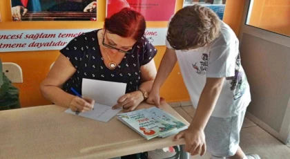 MİNİKLERE KİTABINI İMZALADI
