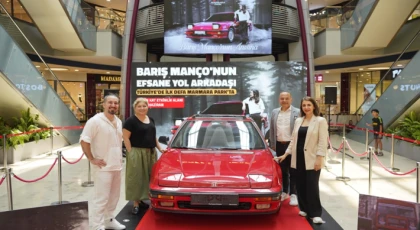 BARIŞ MANÇO’NUN KIRMIZI SPOR OTOMOBİLİ ZİYARETÇİLERİYLE BULUŞTU