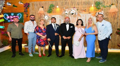 MUTLU GÜNÜNDE DOSTLARI YALNIZ BIRAKMADI