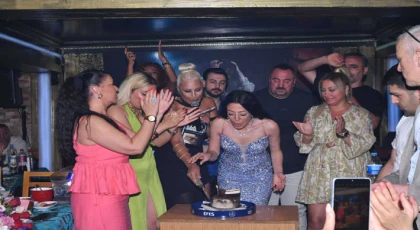 ŞÖLEN GİBİ GECEDE YÜREKLERE DOKUNDU