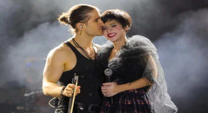 AYDİLGE VE EŞİ KONSERDE AŞKA GELDİ