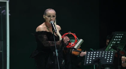 NİRAN ÜNSAL İZMİR’DE SESSİZLİĞİ BOZDU