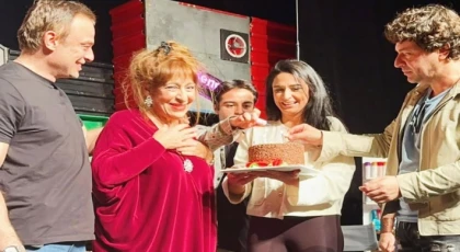 MELEK BAYKAL’A SAHNEDE SÜRPRİZ KUTLAMA