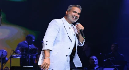 EMRAH SAHNEYE ÇIKTI, ANTALYA TEK YÜREK OLDU