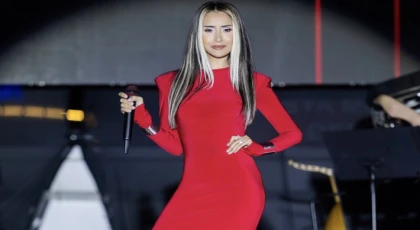 HANDE ÜNSAL’DAN CUMHURİYET’E KIRMIZI İMZA