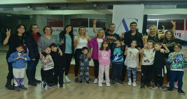 ÇOCUKLAR ANNELERİYLE ZUMBA YAPTI