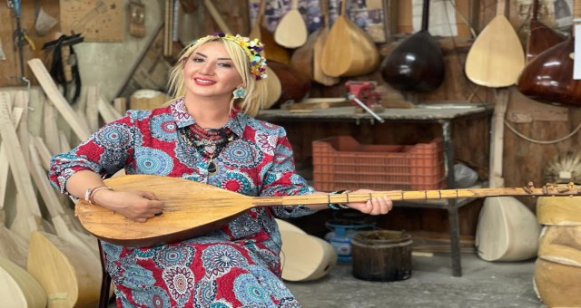 TÜRKÜ OKUYUP AĞLADI